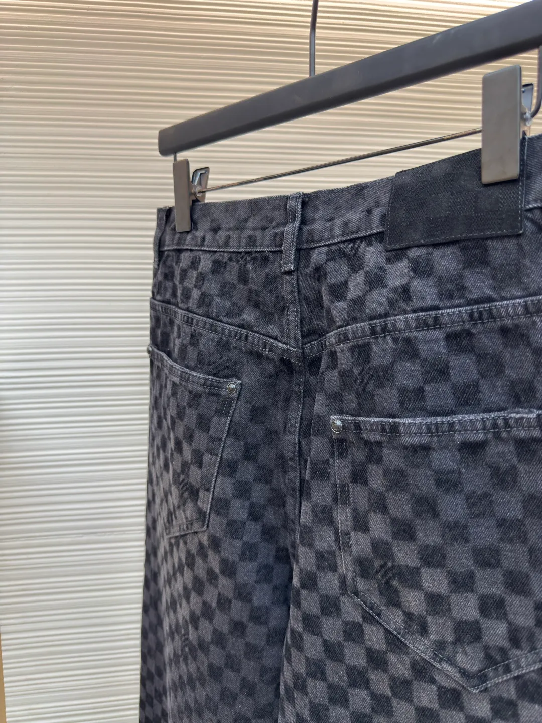 LOUIS VUITTON SS25 plaid gradient flocking jeans ●Authentic product: Purchased and developed at 17700 ●Item number: 1680023-B65 ●Fabric: twill cotton denim fabric ●Technology: Washing process ●Version: Fitted version ●Size: 30-32-34-36 ●Weight: about 930g ●Description: Made of 100% pure cotton washed vintage denim. The fabric has been specially treated to present a natural aged effect. The entire trousers are covered with Der check flocking patterns of different shades, subtly integrating the brand's iconic checkerboard elements into the design. The waistband is decorated with pearlescent buttons and metal rivets for decorative details, highlighting exquisite craftsmanship. The classic five-pocket tailoring design not only retains the practical function of traditional denim pants, but also gives it a modern and fashionable silhouette. The overall wiring is straight and delicate, the fabric is comfortable and soft, and the color is consistent without color difference. It can be matched with the same style to create a fashionable look and control various occasions. Customized accessories, complete with three standards, same style for men and women!